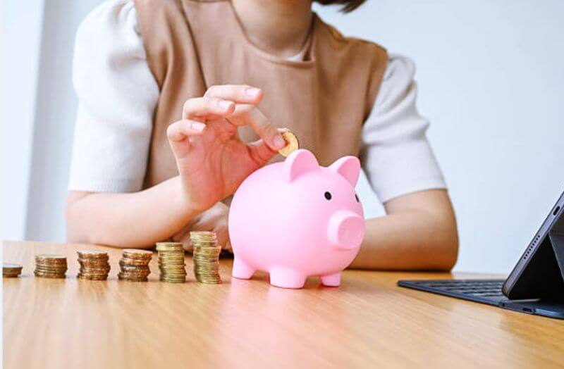 국민연금 예상수령액 조회, 저금통에 저축을 하는 여성 모습