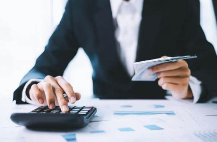 2026년 기준 중위소득 100% 실질 금액표, 계산기 두드리는 남자