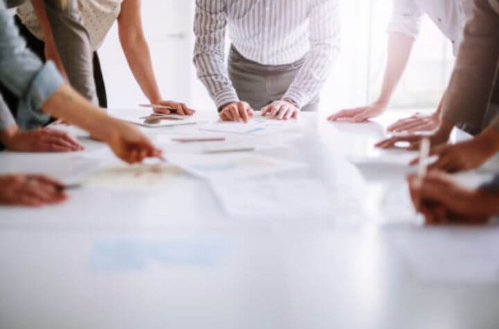 2026년 기관 매집 RWA 코인 TOP 3, 회의를 진행하고 있다.